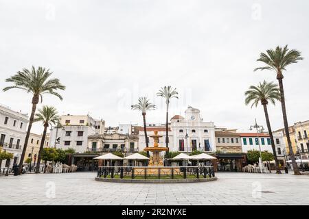 MERIDA, SPANIEN - 5. MÄRZ 2023: Weitwinkelblick auf den Plaza de España in Mérida, Spanien, an einem bewölkten Tag. Stockfoto