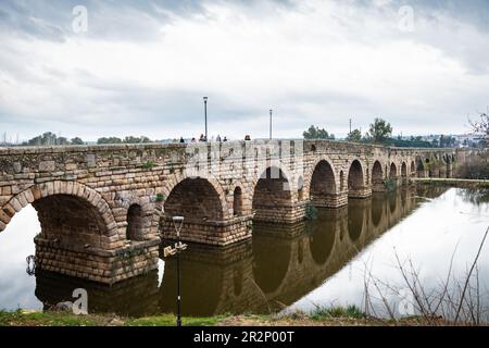 MERIDA, SPANIEN - 5. MÄRZ 2023: Weitwinkelblick auf die römische Brücke über den Fluss Guadiana in Merida, Spanien, die am längsten erhaltene römische Brücke (790m) Stockfoto