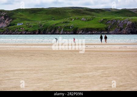 Walkers on the Sandy Beach, Ardroil Beach, Isle of Lewis Coast, Isle of Lewis and Harris, Outer Hebrides, Hebrides, Schottland, Großbritannien Stockfoto