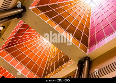 SINGAPUR - 5. MÄRZ 2020: Interieur des Millenia Walk Shopping Centers in Singapur Stockfoto