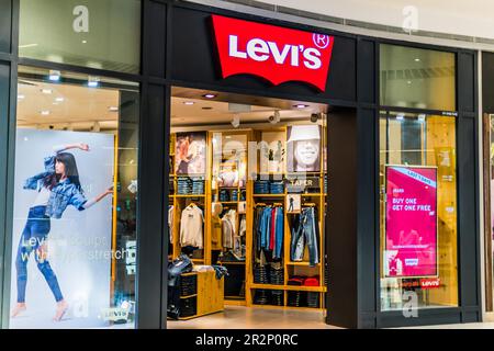 SINGAPUR - 5. MÄRZ 2020: Vordereingang zum Levis-Laden im Einkaufszentrum von Singapur Stockfoto