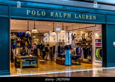 SINGAPUR - 5. MÄRZ 2020: Vordereingang zum Ralph Lauren-Laden im Einkaufszentrum von Singapur Stockfoto