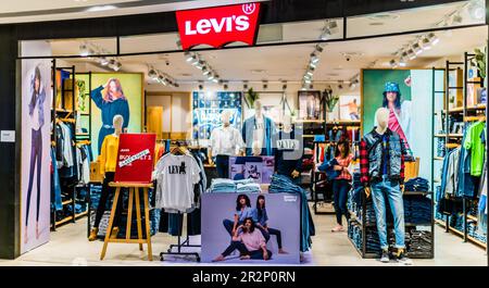 SINGAPUR - 5. MÄRZ 2020: Vordereingang zum Levis-Laden im Einkaufszentrum von Singapur Stockfoto