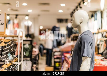 SINGAPUR - 4. MÄRZ 2020: Interieur des Modehauses mit Schaufensterpuppen Stockfoto