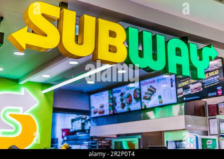 SINGAPUR - 6. MÄRZ 2020: Vordereingang zum Subway Restaurant in Singapore Shopping Mall Stockfoto