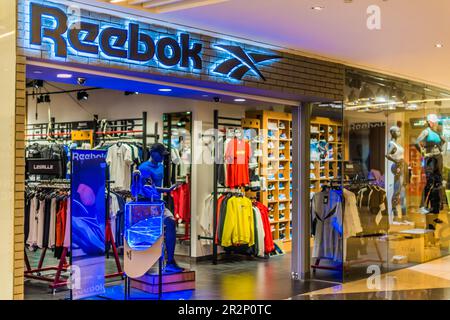 SINGAPUR - 5. MÄRZ 2020: Vordereingang zum Reebok-Store im Einkaufszentrum von Singapur Stockfoto