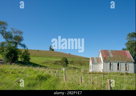 Verlassene kleine, alte Otuhianga Road, ländliche Kirche in Matakohe Stockfoto