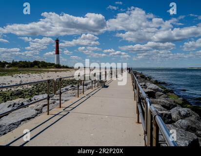 BARNEGAT LIGHT, N.J. – 6. Mai 2023: Im Barnegat Lighthouse State Park auf Long Beach Island befindet sich ein Steg. Stockfoto