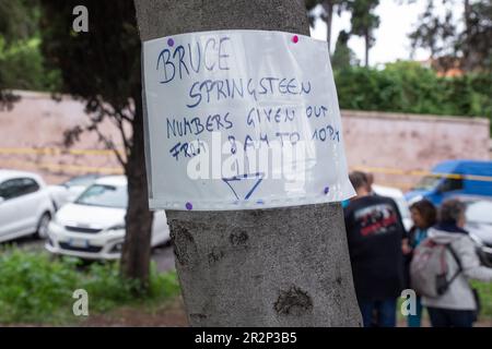 Rom, Italien. 20. Mai 2023. Unterschreiben Sie mit Informationen über das Konzert von Bruce Springsteen im Circus Maximus in Rom (Foto von Matteo Nardone/Pacific Press). Kredit: Pacific Press Media Production Corp./Alamy Live News Stockfoto