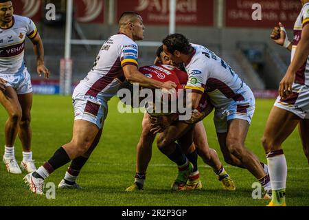 Kallum Watkins von Salford Red Devils wird am Samstag, den 20. Mai 2023, im AJ Bell Stadium, Eccles, beim sechsten Runde des Betfred Challenge Cup zwischen Salford Red Devils und Huddersfield Giants angegriffen. (Foto: Ian Charles | MI News) Guthaben: MI News & Sport /Alamy Live News Stockfoto