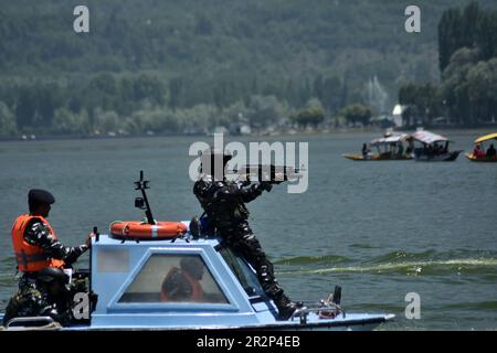 Kaschmir, Indien. 20. Mai 2023. 20. Mai 2023, Srinagar, Jammu und Kaschmir, Indien: Indische paramilitärische Soldaten patrouillieren den Dal-See vor der G20. Sitzung der Tourismusarbeitsgruppe in Srinagar, indisch kontrolliertes Kaschmir, Samstag, 20. Mai 2023. Ab Mai 22-24 wird Srinagar im Rahmen des G20-Gipfels 2023 ein G20-Treffen zum Thema Tourismus ausrichten. Dieses Treffen ist Teil einer Reihe von Treffen vor dem G20-Gipfel, der im September in Neu Delhi stattfinden wird. Kredit: ZUMA Press, Inc./Alamy Live News Stockfoto