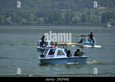 Kaschmir, Indien. 20. Mai 2023. 20. Mai 2023, Srinagar, Jammu und Kaschmir, Indien: Indische paramilitärische Soldaten patrouillieren den Dal-See vor der G20. Sitzung der Tourismusarbeitsgruppe in Srinagar, indisch kontrolliertes Kaschmir, Samstag, 20. Mai 2023. Ab Mai 22-24 wird Srinagar im Rahmen des G20-Gipfels 2023 ein G20-Treffen zum Thema Tourismus ausrichten. Dieses Treffen ist Teil einer Reihe von Treffen vor dem G20-Gipfel, der im September in Neu Delhi stattfinden wird. Kredit: ZUMA Press, Inc./Alamy Live News Stockfoto