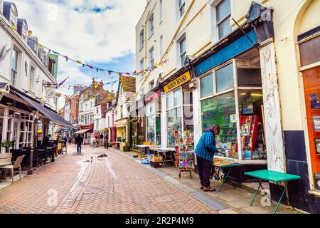 Geschäfte entlang George Street, Hastings, East Sussex, England, Großbritannien Stockfoto