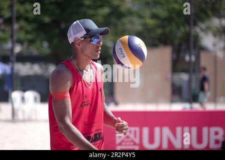 Uberlândia, MG - 20.05.2023: CIRCUITO SULAMERICANO DE VOLEI DE PRAIA - Endrunde der South American Beach Volleyball Circuit in Praia Clube zwischen 19. Und 21. Mai. Uberlândia hat sich als Stadt des Volleyballs gefestigt, sowohl für seine Sportstruktur als auch für die Praia Clube-Teams und -Doppel, die zu den wichtigsten im Land gehören. Die sechste und letzte Etappe der South American Beach Volleyball Circuit findet zum zweiten Mal in Folge in Uberlândia statt und wird in dieser Ausgabe 16 Männer- und 16 Frauen-Teams umfassen. (Foto: Marcelo Res Stockfoto