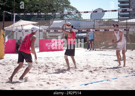 Uberlândia, MG - 20.05.2023: CIRCUITO SULAMERICANO DE VOLEI DE PRAIA - Endrunde der South American Beach Volleyball Circuit in Praia Clube zwischen 19. Und 21. Mai. Uberlândia hat sich als Stadt des Volleyballs gefestigt, sowohl für seine Sportstruktur als auch für die Praia Clube-Teams und -Doppel, die zu den wichtigsten im Land gehören. Die sechste und letzte Etappe der South American Beach Volleyball Circuit findet zum zweiten Mal in Folge in Uberlândia statt und wird in dieser Ausgabe 16 Männer- und 16 Frauen-Teams umfassen. (Foto: Marcelo Res Stockfoto