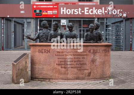 Kaiserslautern, Deutschland. 20. Mai 2023. Fußballspielerstatuen vor dem Fritz-Walter-Stadion. Zusätzliche Attraktion für Besucher des Street Food Festivals auf dem Weg von oder zur Veranstaltung. Die Veranstaltung findet samstags und sonntags an zwei Tagen statt. Street Food Festivals werden seit 2014 in mehr als 25 deutschen Städten organisiert. Die Idee dahinter ist, internationale Spezialitäten an einem Ort zuzubereiten und zu kochen. Kredit: Gustav Zygmund/Alamy News Stockfoto