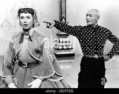 DEBORAH KERR und YUL BRYNNER in THE KING AND I 1956 Regisseur WALTER LANG vom Bühnenmusical Richard Rodgers und Oscar Hammerstein II. Basierend auf der Biografie Anna and the King of Siam von Margaret Landon Drehbuch Ernest Lehman Kostümdesign Irene Sharaff Twentieth Century Fox Stockfoto