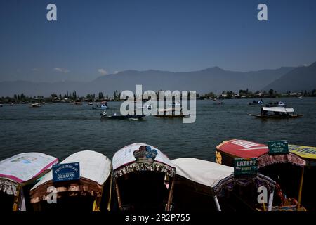 Kaschmir, Indien. 20. Mai 2023. 20. Mai 2023, Srinagar, Jammu und Kaschmir, Indien: Indische paramilitärische Soldaten patrouillieren den Dal-See vor der G20. Sitzung der Tourismusarbeitsgruppe in Srinagar, indisch kontrolliertes Kaschmir, Samstag, 20. Mai 2023. Ab Mai 22-24 wird Srinagar im Rahmen des G20-Gipfels 2023 ein G20-Treffen zum Thema Tourismus ausrichten. Dieses Treffen ist Teil einer Reihe von Treffen vor dem G20-Gipfel, der im September in Neu Delhi stattfinden wird. Kredit: ZUMA Press, Inc./Alamy Live News Stockfoto