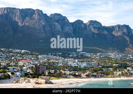 Der Blick auf Glen Beach und Camps Bay Beach mit Tafelberg im Hintergrund, Kapstadt, Südafrika Stockfoto