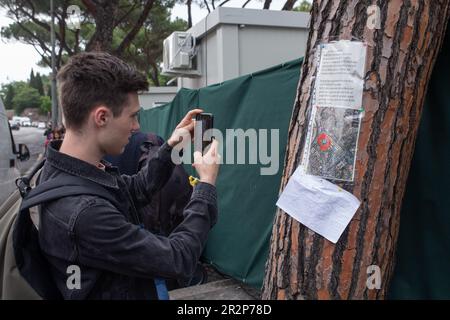 Rom, Italien. 20. Mai 2023. Unterschreiben Sie mit Informationen über das Konzert von Bruce Springsteen im Circus Maximus in Rom (Kreditbild: © Matteo Nardone/Pacific Press via ZUMA Press Wire), NUR REDAKTIONELLER GEBRAUCH! Nicht für den kommerziellen GEBRAUCH! Stockfoto