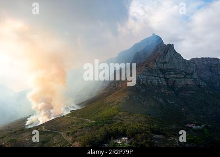 Kontrollierte Verbrennung an einem Morgen im März 2023 am Fuß des Tafelbergs in Kapstadt, Südafrika. Sehen Sie eine Wanderung bei Sonnenaufgang zum Lions Head. Stockfoto