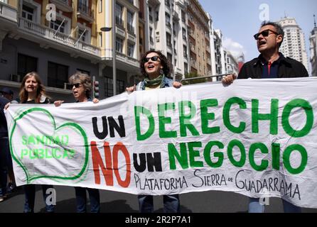 Madrid, Spanien. 20. Mai 2023. Demonstranten halten während der Demonstration ein Banner. Hunderte von Menschen protestieren im Zentrum von Madrid für öffentliche Dienstleistungen. Kredit: SOPA Images Limited/Alamy Live News Stockfoto