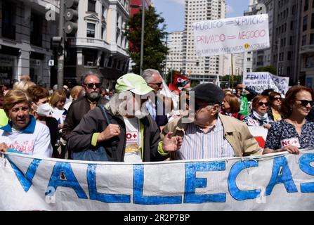 Madrid, Spanien. 20. Mai 2023. Demonstranten halten während der Demonstration ein Banner. Hunderte von Menschen protestieren im Zentrum von Madrid für öffentliche Dienstleistungen. Kredit: SOPA Images Limited/Alamy Live News Stockfoto