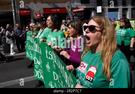 Madrid, Spanien. 20. Mai 2023. Demonstranten halten während der Demonstration ein Banner. Hunderte von Menschen protestieren im Zentrum von Madrid für öffentliche Dienstleistungen. Kredit: SOPA Images Limited/Alamy Live News Stockfoto