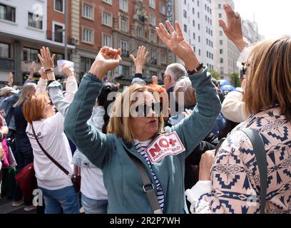 Madrid, Spanien. 20. Mai 2023. Eine Frau hebt während der Demonstration die Hand. Hunderte von Menschen protestieren im Zentrum von Madrid für öffentliche Dienstleistungen. (Foto: Richard Zubelzu/SOPA Images/Sipa USA) Guthaben: SIPA USA/Alamy Live News Stockfoto