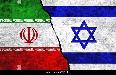 Iranische und israelische Flagge mit Rissen an der Wand. Die Beziehungen zwischen dem Iran und Israel. Iran gegen Israel Stockfoto