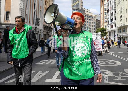 Madrid, Spanien. 20. Mai 2023. Ein Demonstrante singt während der Demonstration Slogans auf einem Megafon. 1.000 Menschen haben gezeigt, dass sie die öffentlichen Dienstleistungen Spaniens verteidigen. Der marsch wurde von fast zwanzig Gruppen und sozialen Vereinigungen aus den Bereichen Gesundheit, Wohnraum, Pflegeheime, öffentliche Angestellte und Taxifahrer einberufen. Die Demonstration führte durch Madrids Gran Via von der Plaza España nach Cibeles. Kredit: SOPA Images Limited/Alamy Live News Stockfoto