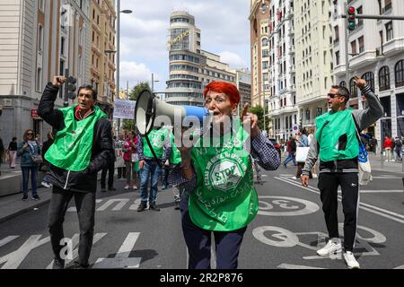 Madrid, Spanien. 20. Mai 2023. Ein Demonstrante singt während der Demonstration Slogans auf einem Megafon. 1.000 Menschen haben gezeigt, dass sie die öffentlichen Dienstleistungen Spaniens verteidigen. Der marsch wurde von fast zwanzig Gruppen und sozialen Vereinigungen aus den Bereichen Gesundheit, Wohnraum, Pflegeheime, öffentliche Angestellte und Taxifahrer einberufen. Die Demonstration führte durch Madrids Gran Via von der Plaza España nach Cibeles. Kredit: SOPA Images Limited/Alamy Live News Stockfoto