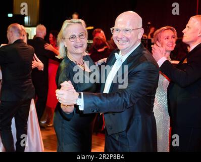 Berlin, Deutschland. 20. Mai 2023. Markus Voigt, VBKI-Präsident, tanzt mit seiner Frau Mirijam auf dem Business Ball des Berliner Verbandes der Händler und Industriellen (VBKI) im Intercontinental Berlin. Kredit: Annette Riedl/dpa/Alamy Live News Stockfoto