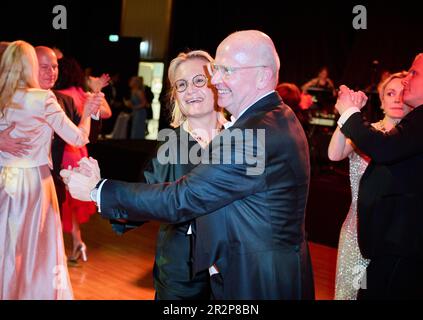 Berlin, Deutschland. 20. Mai 2023. Markus Voigt, VBKI-Präsident, tanzt mit seiner Frau Mirijam auf dem Business Ball des Berliner Verbandes der Händler und Industriellen (VBKI) im Intercontinental Berlin. Kredit: Annette Riedl/dpa/Alamy Live News Stockfoto