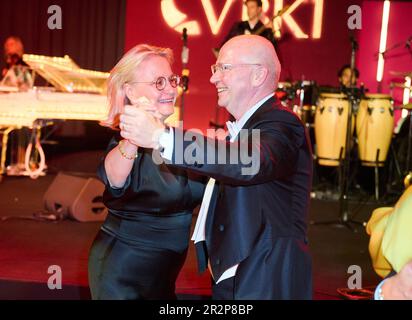 Berlin, Deutschland. 20. Mai 2023. Markus Voigt, VBKI-Präsident, tanzt mit seiner Frau Mirijam auf dem Business Ball des Berliner Verbandes der Händler und Industriellen (VBKI) im Intercontinental Berlin. Kredit: Annette Riedl/dpa/Alamy Live News Stockfoto