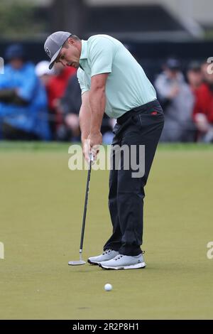 Rochester, USA. 20. Mai 2023. Bryson DeChambeau aus den USA legt am Samstag, den 20. Mai 2023, in der dritten Runde der PGA Championship 2023 im Oak Hill Country Club in Rochester, New York, auf den 7. Green. Foto: Aaron Josefczyk/UPI Credit: UPI/Alamy Live News Stockfoto