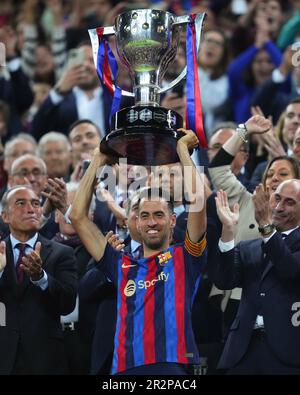 Barcelona, Spanien. 20. Mai 2023. Sergio Busquets vom FC Barcelona erhält die Trophäe „La Liga 2022-2023 Champion“ während des Spiels „La Liga“ zwischen dem FC Barcelona und der Real Sociedad, das am 20. Mai 2023 im Spotify Camp Nou Stadion in Barcelona, Spanien, gespielt wird. (Foto: Sergio Ruiz/PRESSIN) Kredit: PRESSINPHOTO SPORTS AGENCY/Alamy Live News Stockfoto