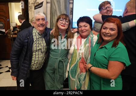 Aine Groogan von der Grünen Partei (2. links) mit Familie im Rathaus von Belfast während der nordirischen ratswahlen. Foto: Samstag, 20. Mai 2023. Stockfoto