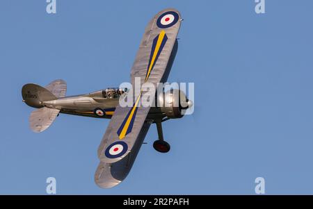 Old Warden Airfield, Biggleswade, Bedfordshire, Großbritannien. 20. Mai 2023 Ein Gloster Gladiator (K7985) macht einen beeindruckenden Pass bei der abendlichen Flugschau in Shuttleworth. Kredit: Stuart Robertson/Alamy Live News Stockfoto