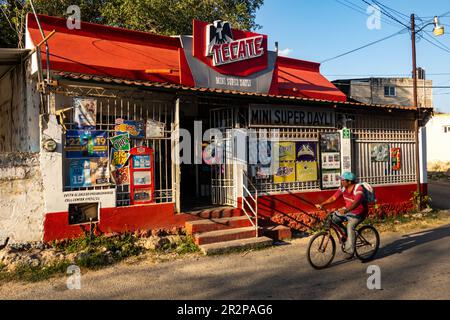 Lokales Mini-Supergeschäft an einer Straße in Valladolid Yucatan Mexiko Stockfoto