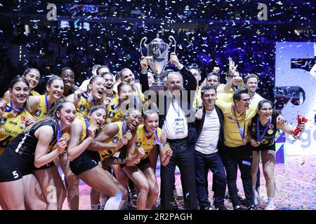 Turin, Italien. 20. Mai 2023. Pala Alpitour, Turin, Italien, 20. Mai 2023, Die Spieler der VakifBank Istambul feiern ihren Sieg im Champions League Women's Super Finals 2023 während des Women's Super Finals 2023 - VakifBank Istanbul vs Eczacibasi Dynavit Istanbul - CEV Champions League Women Volleyball Match Credit: Live Media Publishing Group/Alamy Live News Stockfoto