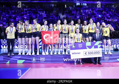 Turin, Italien. 20. Mai 2023. Pala Alpitour, Turin, Italien, 20. Mai 2023, Die Spieler der VakifBank Istambul feiern ihren Sieg im Champions League Women's Super Finals 2023 während des Women's Super Finals 2023 - VakifBank Istanbul vs Eczacibasi Dynavit Istanbul - CEV Champions League Women Volleyball Match Credit: Live Media Publishing Group/Alamy Live News Stockfoto