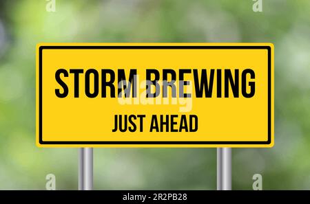 Storm Brewing direkt vor Ihnen, Straßenschild auf unscharfem Hintergrund Stockfoto