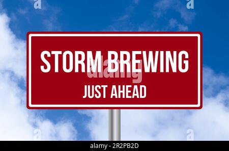 Storm Brewing direkt vor Ihnen liegt ein Schild am blauen Himmel Stockfoto