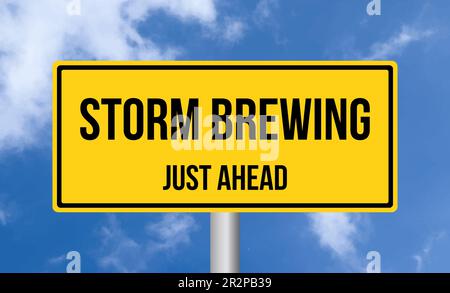 Storm Brewing direkt vor Ihnen liegt ein Schild am blauen Himmel Stockfoto