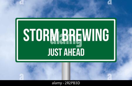 Storm Brewing direkt vor Ihnen liegt ein Schild am blauen Himmel Stockfoto