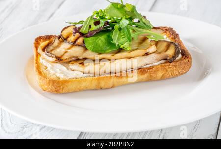 Sandwich mit Ciabatta, Frischkäse und Eryngii Stockfoto