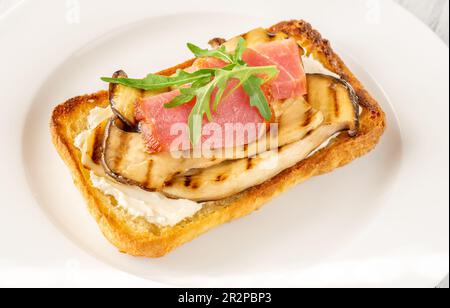 Sandwich mit Ciabatta, Thunfisch, Frischkäse und Eryngii Stockfoto