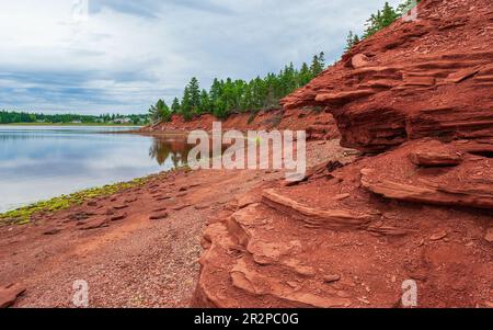 Swimming Rock - ein öffentlicher Strand in der Nähe von roten Sandsteinklippen am Nordufer von Prince Edward Island, Kanada. Stockfoto