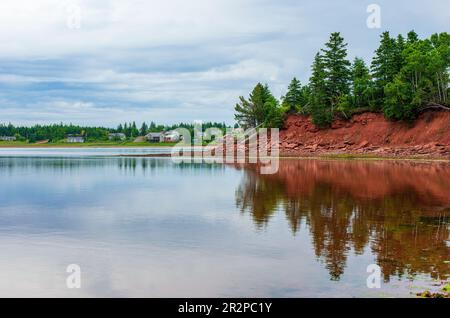 Swimming Rock - ein öffentlicher Strand in der Nähe von roten Sandsteinklippen am Nordufer von Prince Edward Island, Kanada. Stockfoto